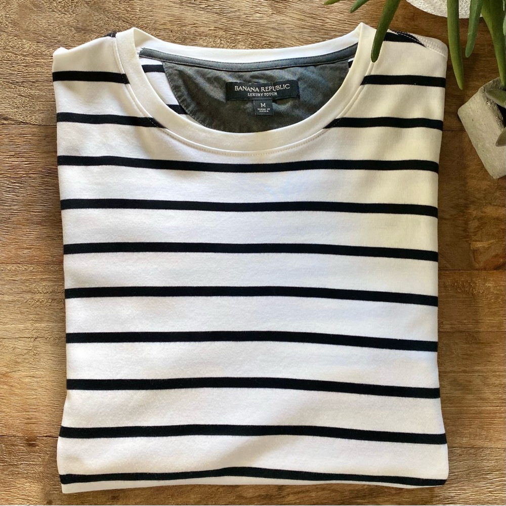 BANANA REPUBLIC Black & White Long Sleeved Striped Tee Shirt